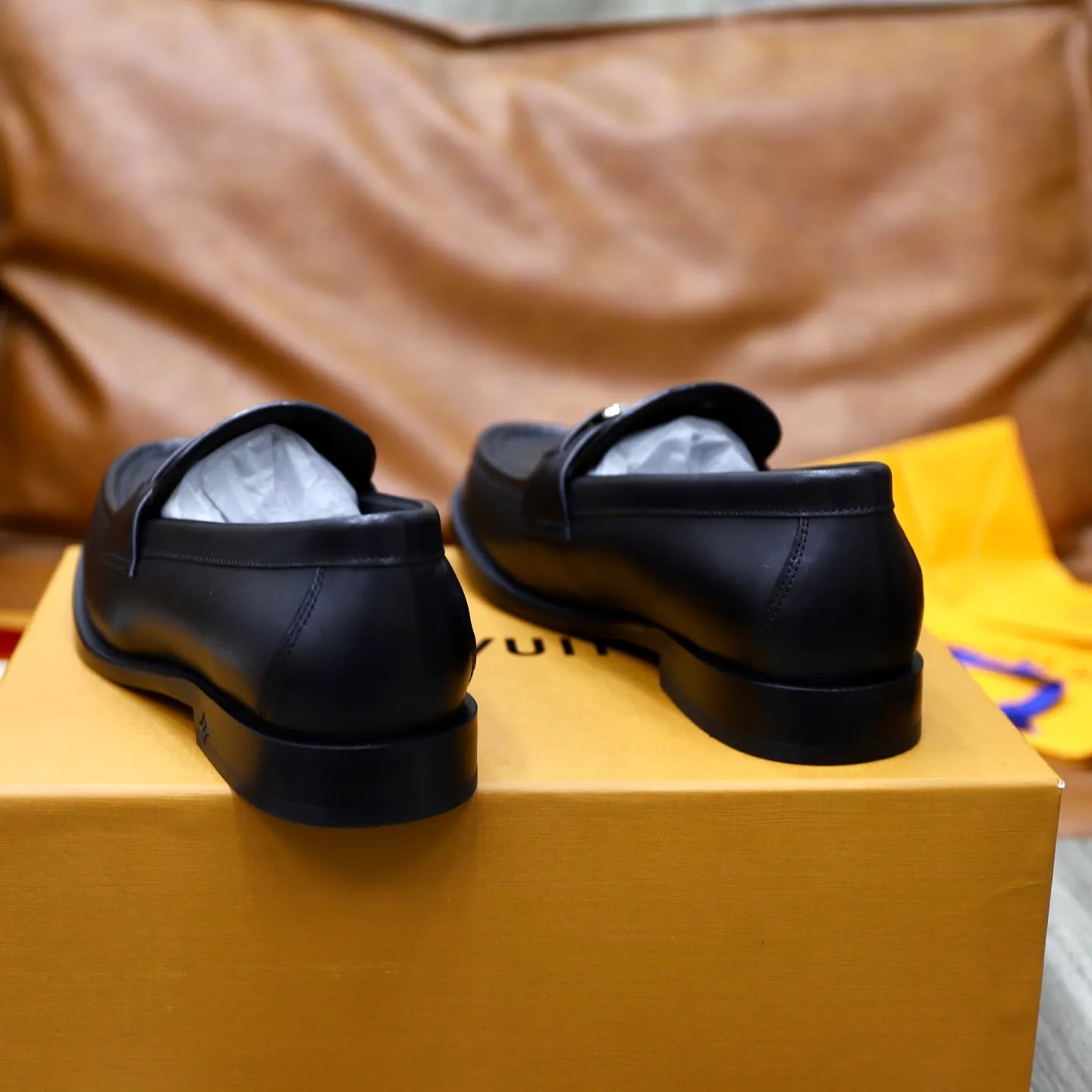Men's shoes 💰: 💰900LV Louis Vuitton slip-on loafers, top quality products produced in Dongguan, ready for sale! This LV Glove loafer is made of selected soft cowhide, with a slightly wrinkled leather surface and a very high-end texture. Each pair is unique. The leather surface is light and soft, with a fine texture and good luster. It is a classic loafer style, with exquisite handmade mark stitching on the toe, and a square toe configuration to highlight the classic style. The horizontal band has hot-printed LV three-dimensional letters, semi-solid handcrafts and a genuine leather outsole, and a rubber patch on the heel to create wear-resistant performance and comfort. One of the must-have loafers for men! Comes with full original packaging! Code number: 38-39-40-41-42-43-44 (38, 45, 46 customized) standard leather shoe code